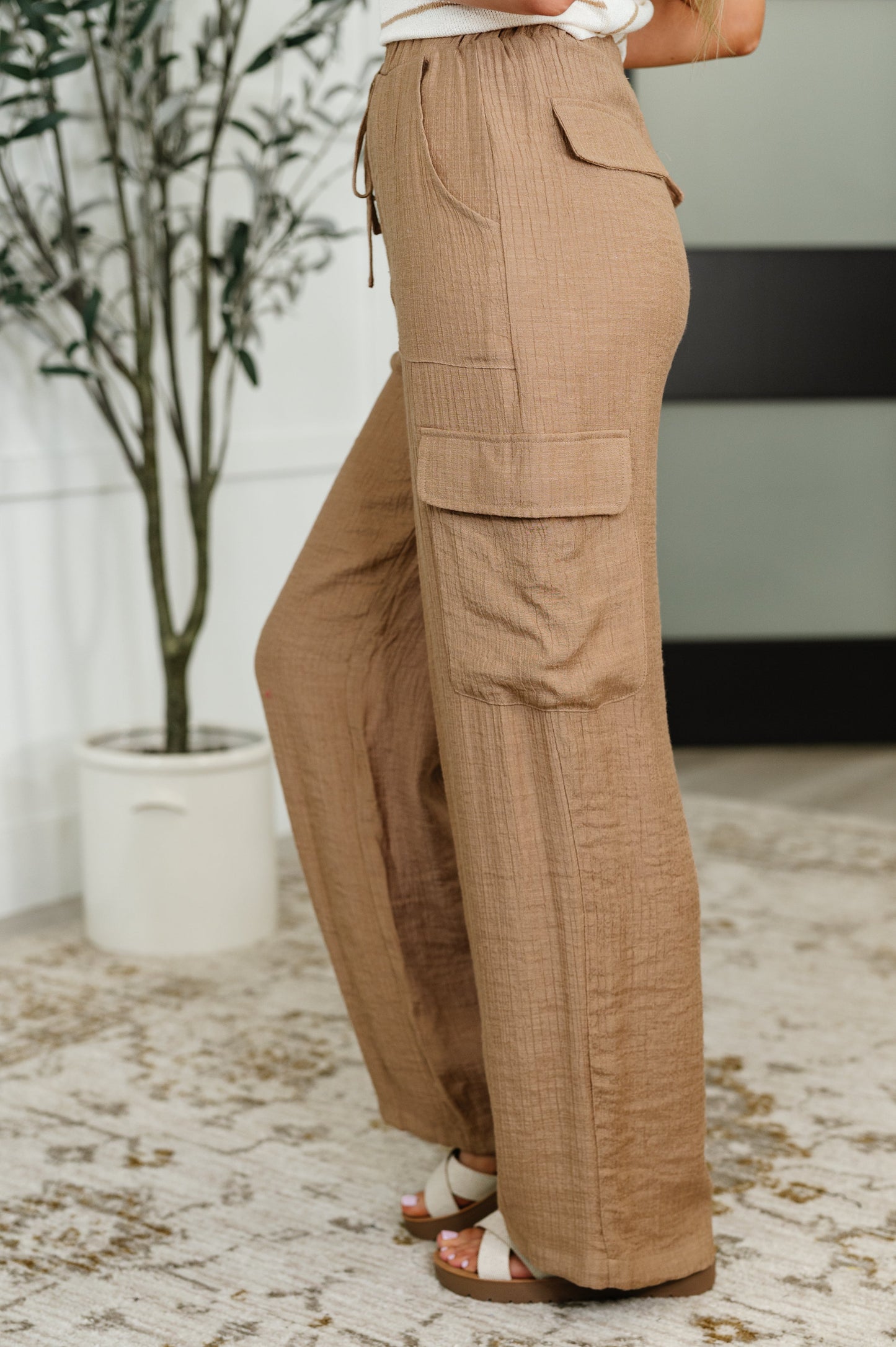 Off Duty Straight Leg Cargo Pants in Tan